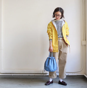 「MASTER & Co. (マスター&コー)」のベルト付きチノパンツは、少しロールアップしてメンズライクに穿くのがおすすめ。ベーシックなベージュとブラックの2色をご用意しました。