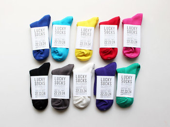 当たりがでたらもう1足、でおなじみの「LUCKY SOCKS(ラッキーソックス)」と新潟の「G.F.G.S.」がコラボレーションして生まれたピュアオーガニックコットン100%のソックスです。生産は国産靴下の産地・奈良県の工場に協力いただき、昔ながらの製法で丁寧に作られています。こちらのPLAYシリーズは、オーガニックコットンの印象が変わるような鮮やかな発色が魅力です。 コーデのアクセントにいろいろなカラーをお楽しみください。