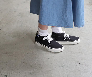 「VANS(バンズ)」クラシックラインの中でも根強いファンを持つCHUKKA(チャッカ)。 ピスネームのカラー、インソールのパッチ、サイドテープの巻き方、ヒールパッチのプリント方法などなど、当時のディテールを彷彿させる仕様に仕上がっています。