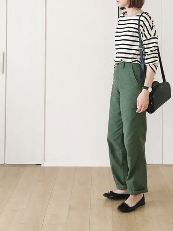 秋コーデには 甘くない大人色の バレエシューズ を忍ばせて キナリノ