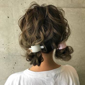 ともすると子供っぽくなってしまうツインテール。毛先を中に入れ込んだり、旬のヘアアクセサリーを活用するなど、一手間加えればたちまち大人にマッチするスタイルに。ポワンとした毛束がキュート!