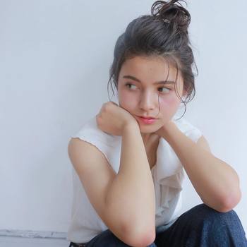 今のシーズンにぴったりなアクティブアレンジ。普段の定番ヘアもテイストが変わり、俄然新鮮味が出てきます。ぜひみなさんも、この機会にトライしてみてくださいね♪