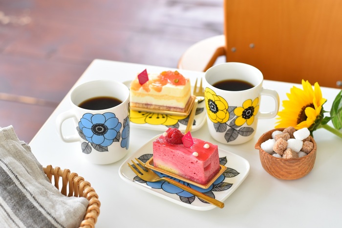 置くだけで食卓をパッと明るくしてくれる花柄「KESTIT(ケスティト)」。他とは一線を画すヴィンテージライクな雰囲気も魅力です。普段使いはもちろん、おもてなし用としてもOK。食器棚から取り出すのが楽しみになる、とっておきの柄です。