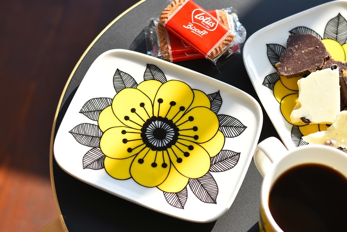 深さのない平らなスクエアプレート。ティータイムではケーキやお菓子をのせたり、朝食ではパンをのせたり。あらゆるシーンで大活躍してくれます。取り皿として使うのもいいですし、ワインと一緒にチーズを楽しむのもおすすめ。