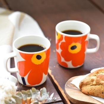 マリメッコのアイコン的存在と言えば、ケシの花をモチーフにした「UNIKKO(ウニッコ)」。マリメッコファンでなくとも、一度は目にしたことがあるという方も多いのでは?
ポップな定番柄のマグカップとラテマグ。明るいオレンジカラーのマグにコーヒーを注げば、眠たい朝でも元気がわいてきそう♪