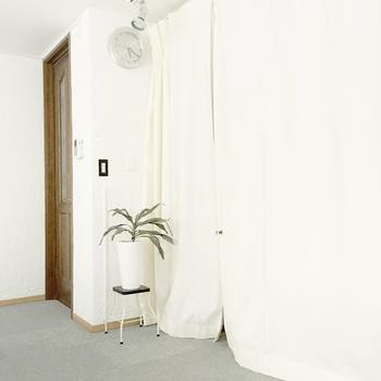 白のカーテンを使用するのも、北欧インテリアにはぴったりなアイディアです。窓に付けるだけでなく、空間を仕切るためにカーテンを設置するのもおすすめ。プランターも白で揃えて、爽やかなナチュラルインテリアに。