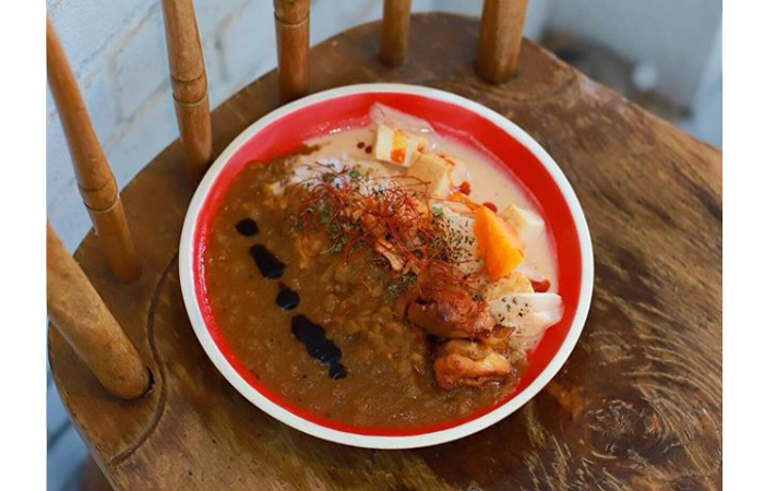 たっぷりの玉ねぎを煮込んだ定番の「マンドリルカレー」。
サイドメニューのタンドリーチキンとの相性も抜群!
ヨーグルトソースに漬け込むという、その柔らかさとスパイシーさはやみつきに。