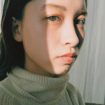 シミができるのを抑えるには、紫外線対策が必須です。日焼け止めは、特にシミができやすい頬骨の辺りや目の下、日光が当たりやすい鼻の頭には重ね塗りをしましょう。