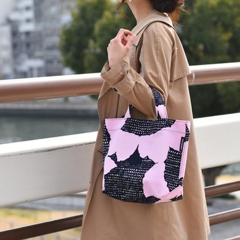 大胆なひまわり柄を"ブラック×ピンク"でクールに可愛らしく仕上げた、マリメッコらしいバッグ。
ちょっとしたお出かけにぴったりな、小ぶりで持ちやすいサイズ感。旅行のサブバッグとしてもおすすめです。14cmのマチがあるので見た目以上の収納力を確保!ファスナー付きポケットなど、使いやすさにもこだわっています。