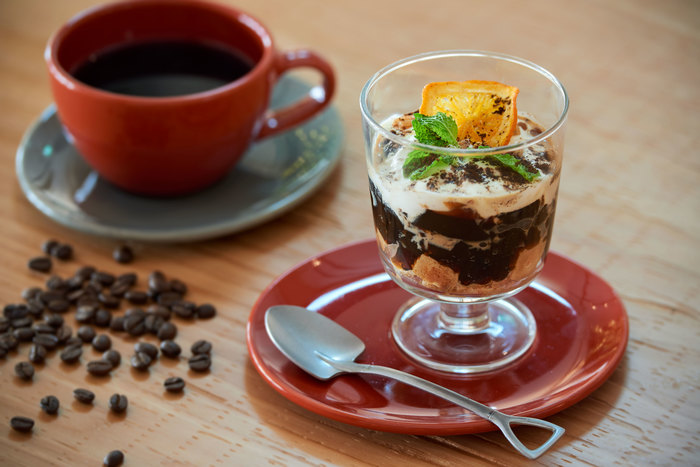 その名も「大人のコーヒーゼリーパフェ」
ほろ苦いコーヒーにバニラビーンズの風味がフワッと広がり、口溶けのよいパンナコッタと好相性!