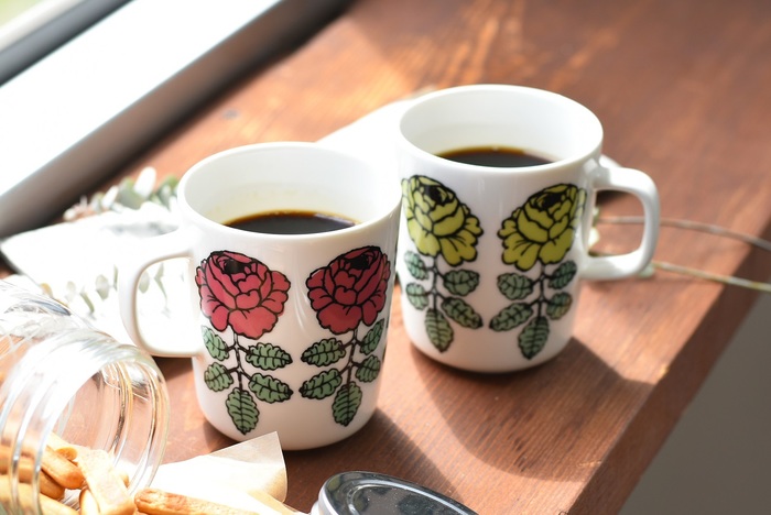 大人気のバラモチーフ「VIHKIRUUSU(ヴィキルース)」の日本限定マグカップ!ビビッドなピンクと淡いグリーンという雰囲気の異なる2色は、並べたときのコントラストがうっとりするほど素敵です。大切な方への贈り物としてもおすすめ。