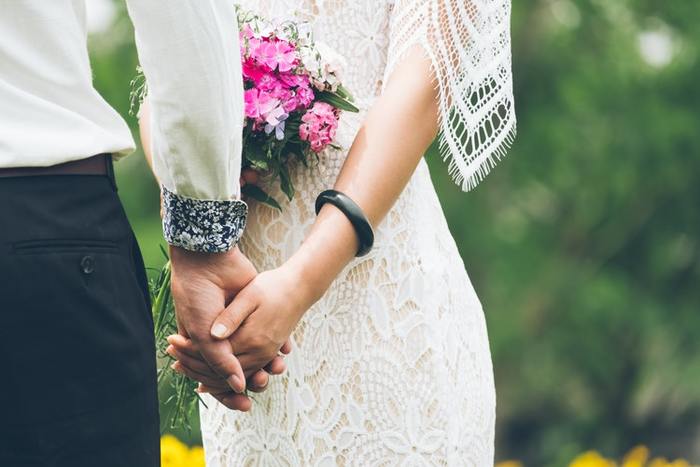 結婚する、と聞くと何の迷いもなく幸せで当たり前と思いがちですが、実はみんなが思い悩み、これでいいのかな?と迷い続けていくことでもあるんですよね。でも始まったばかりなんです。まだまだパートナーとの生活は10年20年と続いていきます。細かく真剣に思い悩むより、一緒にいる人と出会えたこと、暮らせることに感謝して幸せに浸ってみませんか。