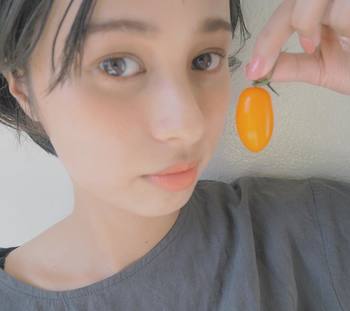 【チーク】
チークを主役に、他は抑えたメイク。シンプルなメイクは血色が悪く見えてしまうことがあるので、オレンジのチークで健康的な雰囲気を出しましょう。