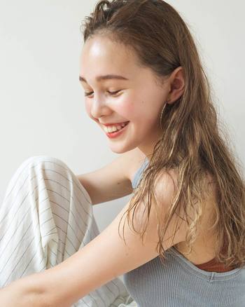 一年を通して、同じ化粧水を使い続けている人も多いのではないでしょうか?化粧水の使い分けはすこし面倒に感じますが、季節に応じて化粧水を使い分けてあげると◎。夏は美白化粧水がオススメです。