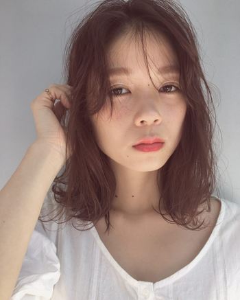 突然ですが夏の髪の紫外線対策、どのようなことをしていますか?特に何もしていない人は要注意です!髪は紫外線の影響を最も受けやすい場所。髪も肌と同じように対策をしてあげないと、紫外線の影響をダイレクトに受けてしまいキューティクルが剥がれてしまう原因に・・・。