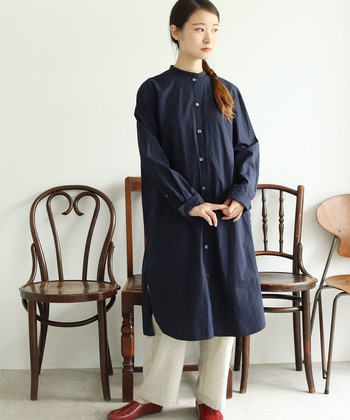 服選びに迷う季節は シャツワンピース があればok 夏コーデに羽織るだけで秋顔に キナリノ