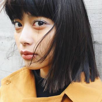 さり気ないブルーアイメイクにしたいなら、部分的にブルーを置いていくのがGOOD!二重幅のみに色を乗せれば、メイクのほどよいアクセントに。