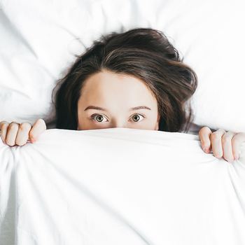 疲れ目の原因はいろいろ。自分の疲れ目に合った対処法や和らげ方を知っておくと、ちょっぴり疲れてしまった目もその日のうちにスッキリ快適でいられますよ。
