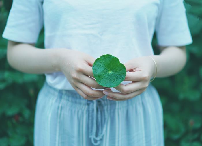 「○○しすぎる」「○○してしまう」という表現は二つに分かれます。「美しすぎる」「可愛いすぎる」はプラス要素。「食べ過ぎる」「買い過ぎてしまう」はマイナス要素。そこに罪悪感が伴っています。ストレスのせいなのかといえばそうとも言えるし、一概には言えないこともあるのです。「何かをする代わりにそれをしてしまう」ということが言えるのではないでしょうか?その何かに気が付けば対処法が見つかります。