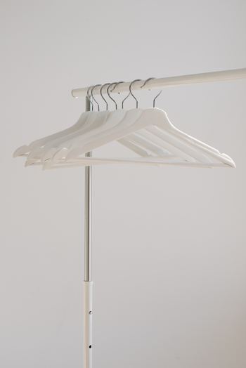 1枚洋服を買うとしたら、クローゼットの中の洋服1枚を処分する。こう決めておきましょう。ただ処分するときはポジティブな思考で処分します。新しい自分を作るために、もっと素敵な自分になるために。「今までありがとう」と声をかけて処分しましょう。