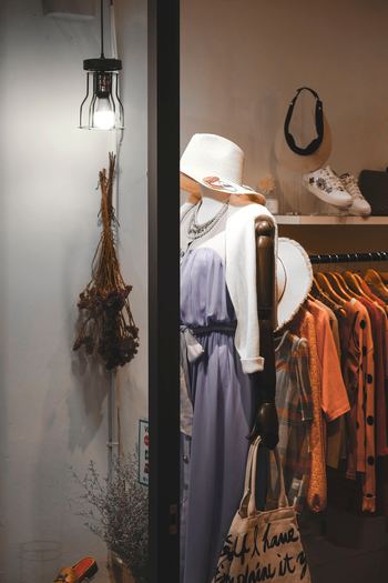 洋服も靴も小物も好きなものは大体決まっていて、また買ったとしてもクローゼットには同じようなものが増えていくばかりですよね。それ以上買わないことが一番良いのですが、ここでは「~してしまった」時のリカバー方法なので、そのような時の対処法は、昔買った洋服をポジティブな気持ちで処分することです。
