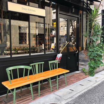 街並みは変化し、日々更新されている神戸。
暮らしている自分たちでさえ、「あんなお店あったかな?」
というように新鮮な気持ちで新しいお店を見つけては、カフェやショッピングを楽しんでいます。
雑誌はもちろん、キナリノなどのWEB雑誌で気になる情報をまとめて、ぜひ神戸の新星にときめいてください。