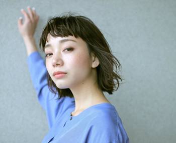 まるで元の自分の口紅の色かのように、マッチしています。リップメイク上達のカギは、自分に似合う色を見つけること!知識のある美容部員さんならすぐに提案してくれるので、デパートで相談してみるのもいいですよ。