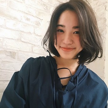 元気カラーと言われると、子供っぽい印象になるのかな?と不安な方もいらっしゃるかもしれませんが、しっかり大人っぽさは残してくれますのでご安心を。健康的なイメージにもなりますね。