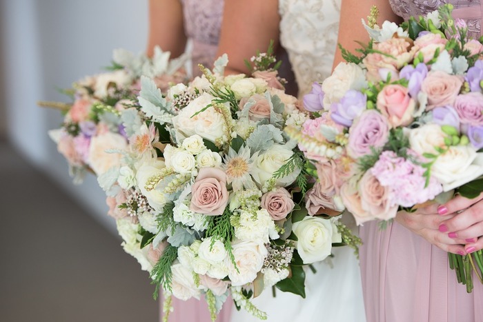 結婚式にお呼ばれした際の服装といえば、オケージョンワンピースなどが多いですよね。でもいざ着てみようとしたら、思いのほかコンサバっぽかったり、袖なしで肩や腕の露出が多くなったり、普段はそんなファッションを着ていないゆえに、違和感を感じたり「私らしくない…」と思ってしまうこと、ありませんか?今回は、そんな人におすすめの、上品で可愛らしい、「コンサバになりすぎない」フォーマル向きのワンピースをご紹介します。