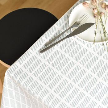 Rosenberg Cph(ローゼンバーグ・コペンハーゲン)のTile(タイル)は窓や床、壁のタイルといった建物を元にデザインされたものです。実はまっすぐではないすこし歪んだ線の羅列に、ハンドメイドのぬくもりを感じます。