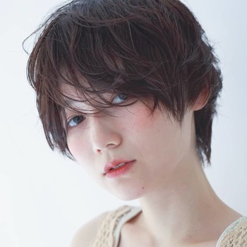 リップメイクは、唇の中心にのみ色を乗せて、指の腹などでポンポンとぼかすように広げるとナチュラル感のあるリップメイクに。
色はベージュ系や少し赤みのあるコーラルカラーがおすすめです。