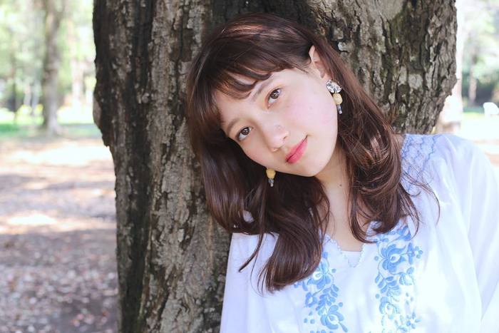 チークはあまり濃く入れると可愛らしすぎて大人っぽさが半減してしまうので、さり気なく色づくくらいでOK。
ピンク系やラベンダーカラーで、円を描くようにまぁるく乗せましょう。
