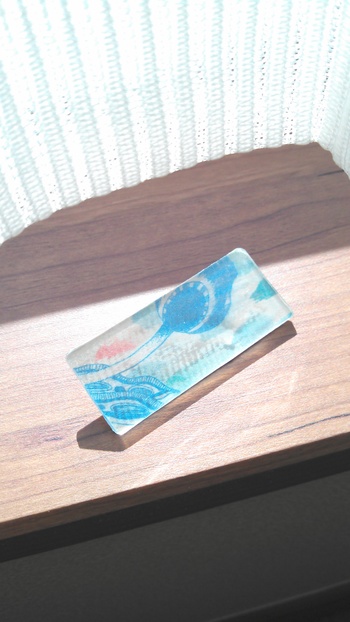 このブローチはプラバンに好きな包装紙をUVレジンで貼り合わせたもの。プラバンがガラスのように見えて、閉じ込めた包装紙がより際立ちます。