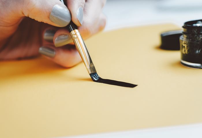 アクリル絵の具やお気に入りのネイルカラーでプラバンの表面にペイントします。細かい絵付けをしたい方は爪楊枝などでつんつんと突くように色を乗せると上手にペイントできると思います。
ペイントしたものがしっかり乾いてから、次にUVレジンをのせ、UVライトで硬化させましょう。