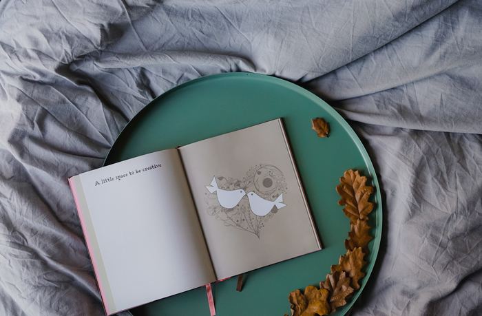 秋におすすめの美味しいBOOK特集はいかがでしたでしょうか?
美味しいBOOKは、レシピだけではない面白いエピソードや物語が一冊に込められています。ゆっくり読書の時間を味わったら、ぜひキッチンでのお料理も楽しんでみてくださいね。