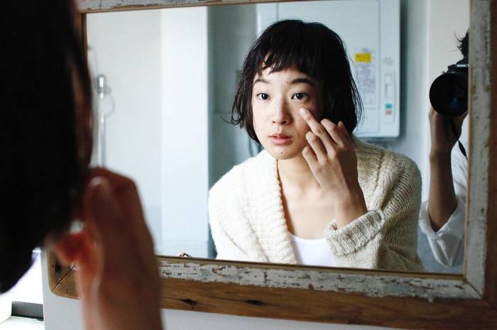 目の周りは疲れや年齢が出やすいところなので、年齢を重ねたら週1回は集中ケアをしたいですね。温かいタオルやアイピローとシートパックで疲れや血行を改善する日にしましょう!
