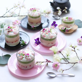 ひな祭りのデザートには、とってもかわいい3層のプリンはいかが?抹茶ミルク、キャラメル、ホワイトチョコに白玉をのせて、食感も味わいも全部楽しめそう!