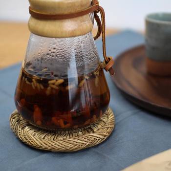 就寝前は、刺激の強い飲み物やカフェインたっぷりの飲み物は避けるのがベター。何か飲みたくなったら、ホットミルクや白湯、ノンカフェインのハーブティーなど、心と体が落ち着くようなものをセレクト。