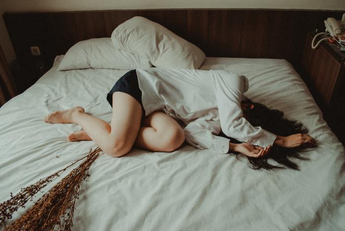 目を閉じて眠りに落ちるのを待っていると、日中起こったことをいろいろ思い出すときがありますよね。そうしているうちに、「あの件は無事に終わるかな…。」「あの人のあの一言はどういう意味だったんだろう…。」と、ネガティブな思考が生まれてくることもしばしば。
けれどその不安感は、何かの解決になるわけではなく、ただただ快適な睡眠を邪魔しているだけ。そんなことに心を奪われるよりも、自分が元気に、さらにキレイになれるよう、目の前の眠りにフォーカスしていきましょう♪