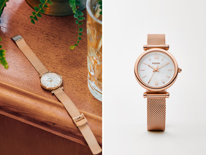 ローズゴールドトーンのステンレススチールウォッチ『CARLIE MINI』は、ケースの縁が太めだったり、丸みを帯びていたりといったレトロ感のあるバランスや、12時と6時のみローマフォントをあしらったシンプルでクラシックな文字盤が特徴的。無駄のないミニマルなデザインながら、さり気なくトレンドを感じさせる一本です。