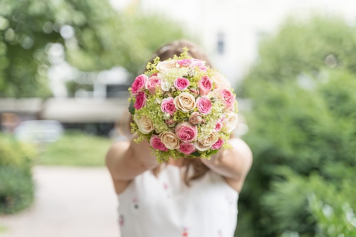 結婚式にお呼ばれした際のファッションには、いくつかのマナーがあります。まずはおさらいしましょう。
・花嫁の衣装とかぶらないように、白の服装は避けましょう
・日中の結婚式では、肩を出すような露出の多い服装は避けましょう(夜の場合はイブニングドレスが正礼装になるので、ある程度の肌の露出がある服装も大丈夫です)
・「殺生」を想像させる、ファーやアニマル柄は避けましょう
・靴は、つま先が出るものは避けましょう
