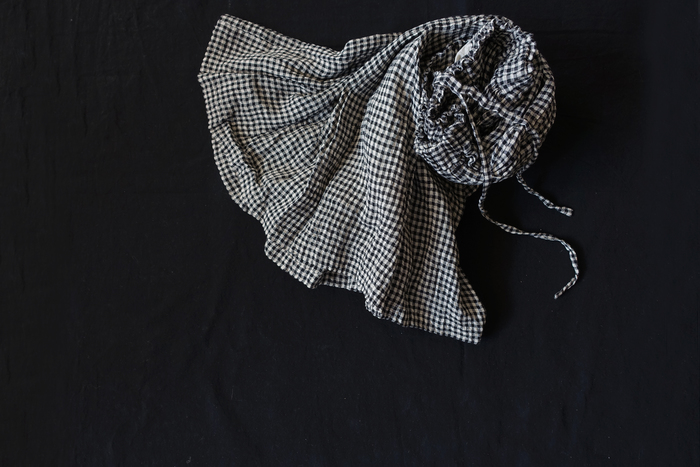 糸に撚り（より）をかける時、糸切れを防ぐために糸を水に通した後に撚る方法を「水撚り」といいます。
糸が強くなると同時に、凹凸感がある表情豊かなリネンが出来上がります。