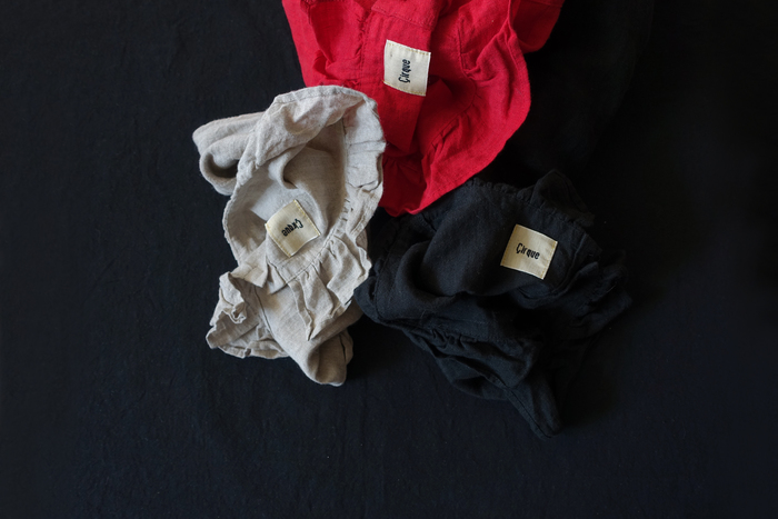 江戸時代から絹染めの産地として知られる栃木県・足利で、古き良き時代の昔ながらの染色方法を復元したのが「織姫炊き」。
職人にしか出来ない技法で小さな染料窯で炊くため、限られた量しか生産できません。
時間をかけて、丁寧に染められたリネンは着て洗いをかけると柔らかく、風合いも増していきます。