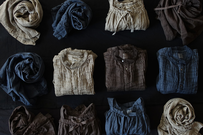 硫化染料を使い、染液から取り出したあと空気に触れることで酸化して着色する方法です。
初めは色落ちがありますが、数回洗うことで色落ちは止まります。
色落ちの変化をデニムのように楽しめる素材です。