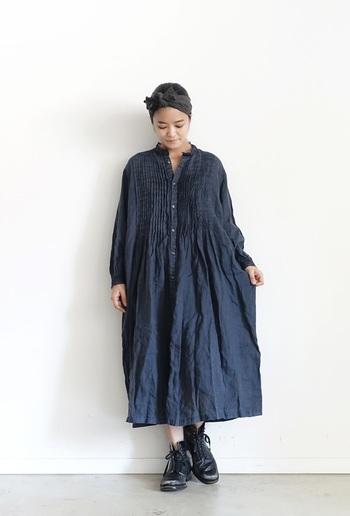 贅沢に入ったピンタックと、衿とカフスにあしらわれたレースがガーリーなワンピース。
1枚でさらりと着ても、羽織りとして着てもいいので着まわしもきくアイテムです。