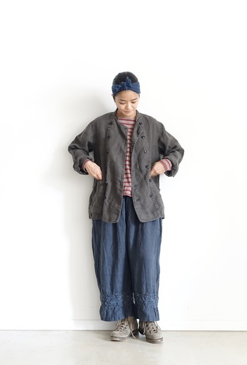 無骨な雰囲気のダブルジャケット。もともと古着のような雰囲気ですが、洗って、着ることを繰り返すと色や肌触りが変化していき、どんどん体に馴染んでいきます。大きめの作りなので、ラフに羽織るのがおすすめ。