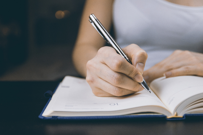 まずは自分の「好きなもの・こと」を自由に書き出してみましょう。色、人、におい、場所などなんでも構いません。「好き」がわからないという場合は、楽しかった、感動したことを書いてみて。「楽しい」を見つけられれば、いつの間にか「好き」につながっていき、自分が本当に好きなものを知ることができます。