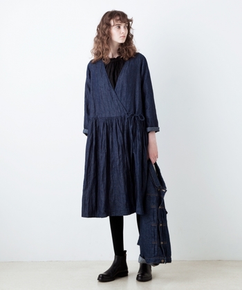 きゅっと結んで ふわりと羽織って 秋に着こなしたい カシュクールワンピース キナリノ