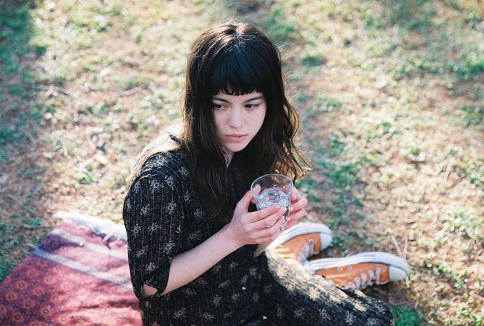ヘアの完成度を左右する前髪。今なら大人っぽい雰囲気漂う、重めのスタイルがおすすめです。