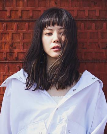オン眉バングとボリューミーなロングヘアとのバランスが絶妙!裾と前髪の長短をくっきりさせることで、オーソドックスなロングが個性的なスタイルに。